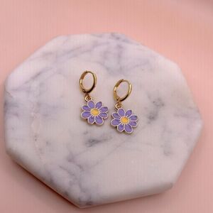 5/$25 Hypoallergenic 🌸 Flower Huggie Hoop